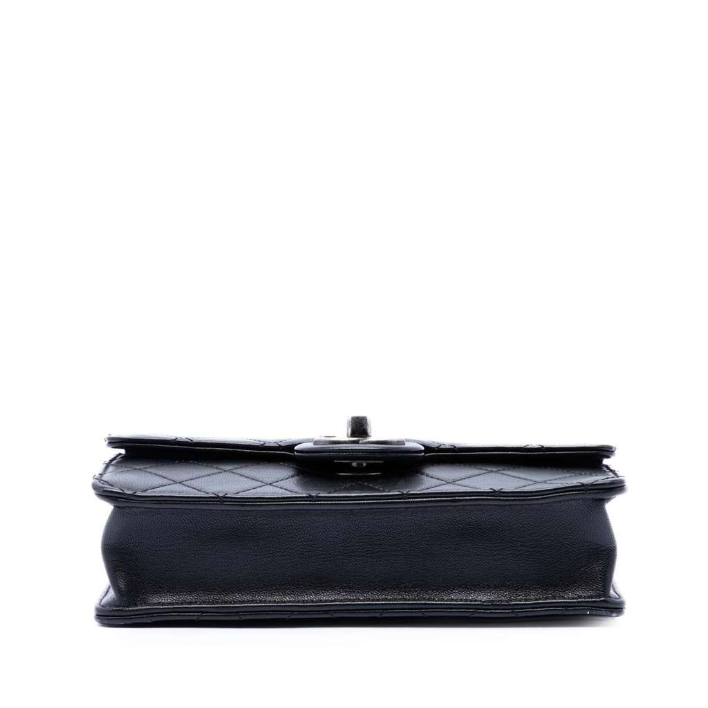 Chanel Medium Quilted Goatskin Chic Pearls Flap Black Leather Very good condition - Inside View