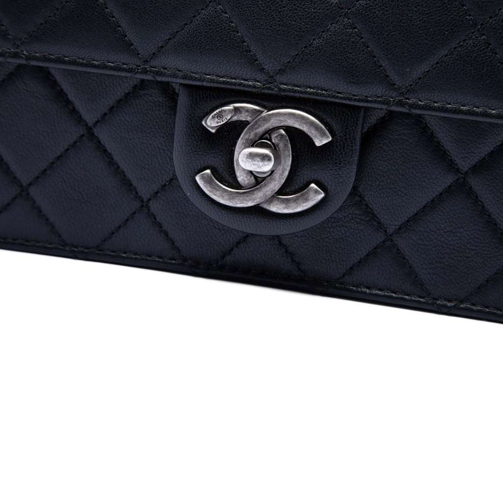Chanel Medium Quilted Goatskin Chic Pearls Flap Black Leather Very good condition - Box View