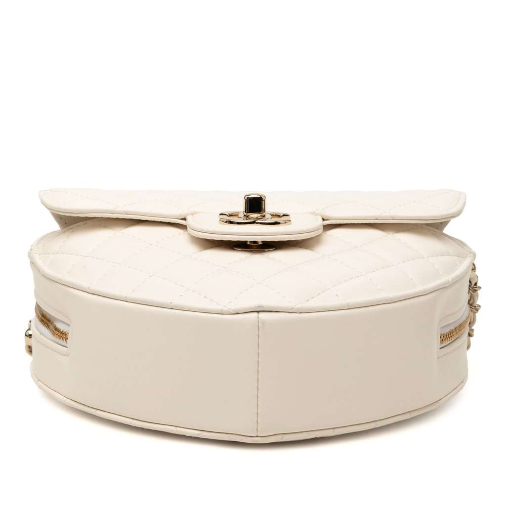 Chanel Lambskin CC in Love Heart Crossbody White Leather Very good condition - Inside View