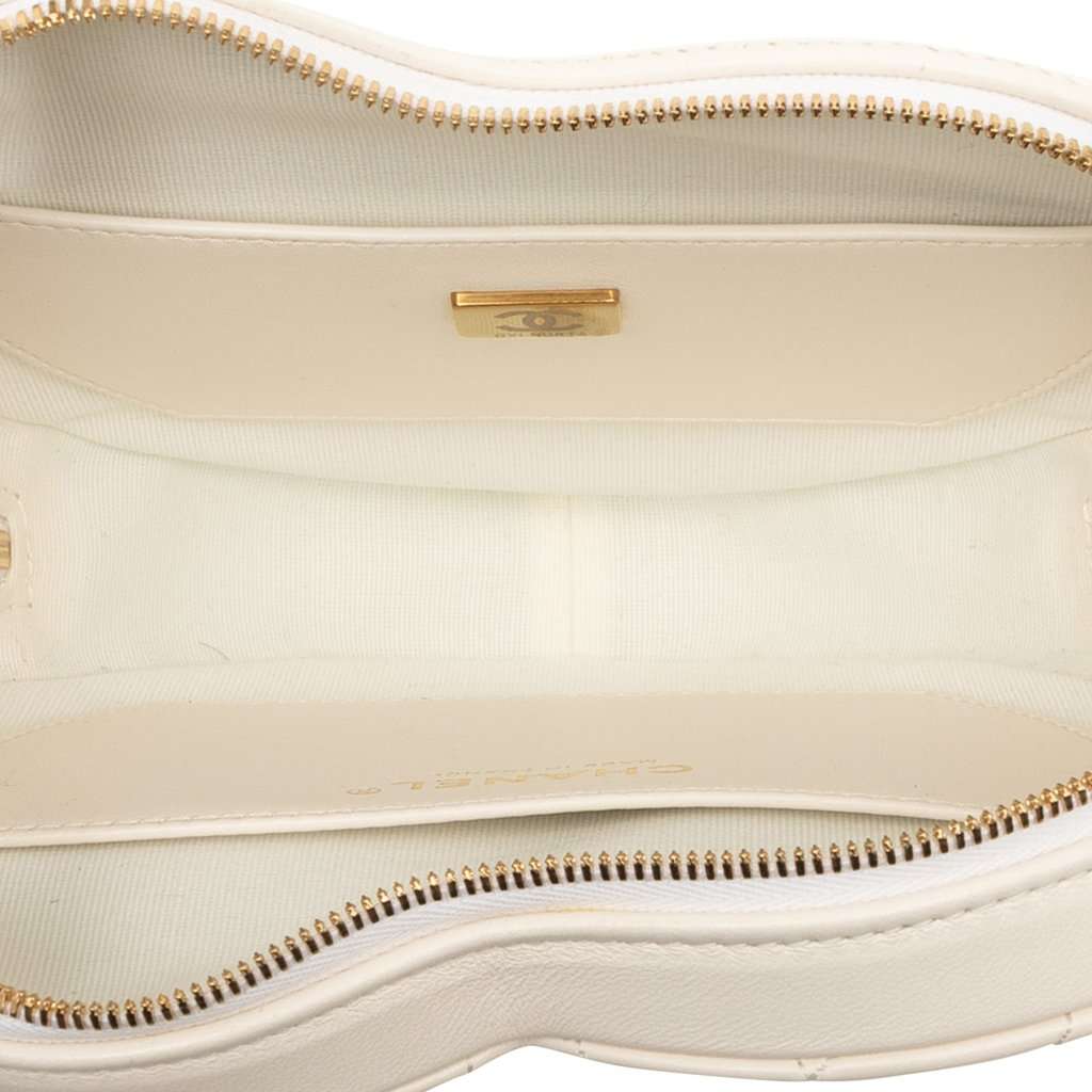 Chanel Lambskin CC in Love Heart Crossbody White Leather Very good condition - Model View