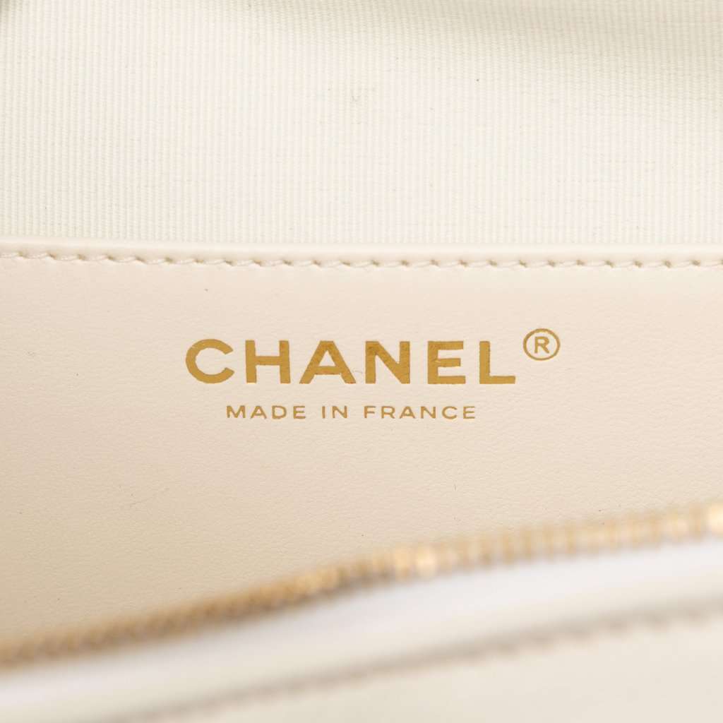 Chanel Lambskin CC in Love Heart Crossbody White Leather Very good condition - Box View