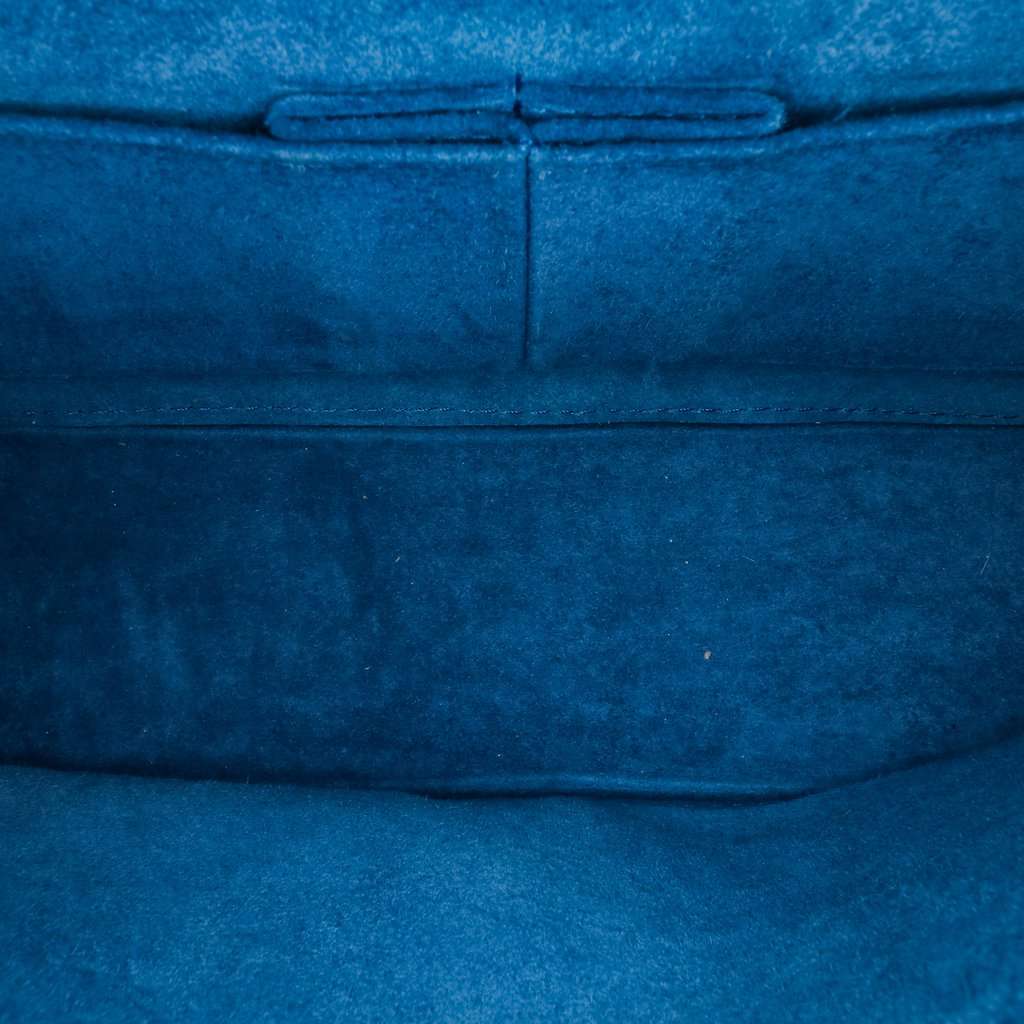 Chanel Medium Classic Caviar Pure Double Flap Blue Leather Very good condition - Model View