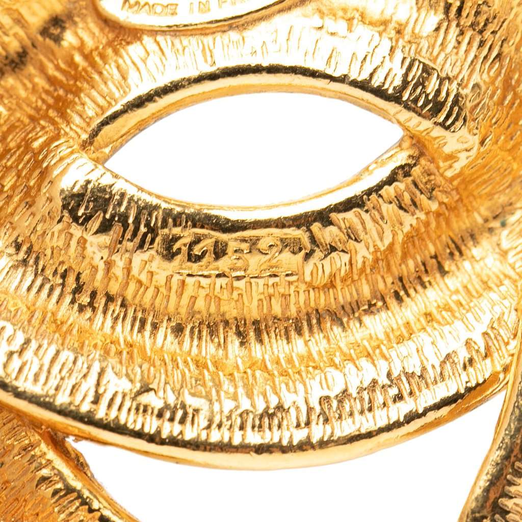 Chanel CC Gold Plated Quilted Brooch Gold Metal Very good - Model View