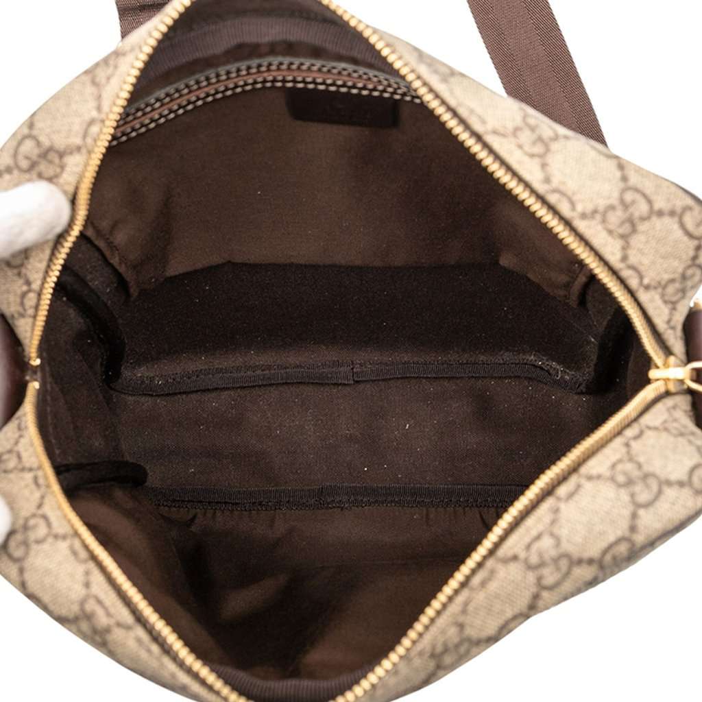 Gucci GG Supreme Crossbody Beige Very good - Model View