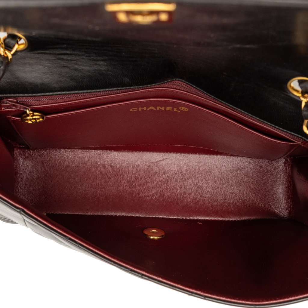 Chanel Medium Lambskin Diana Flap Black Leather Very good condition - Model View