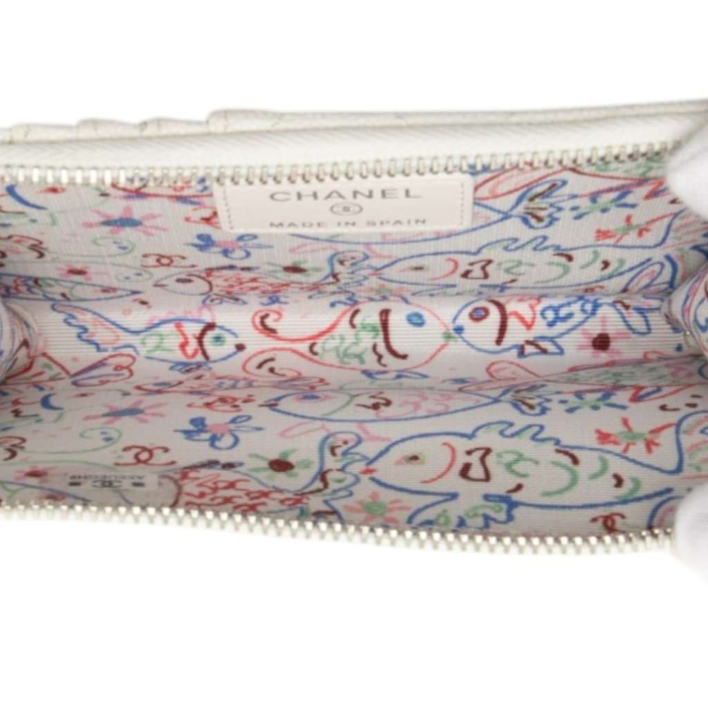 Chanel CC Quilted Caviar Zip Around Coin and Card Holder White Leather Very good condition - Model View