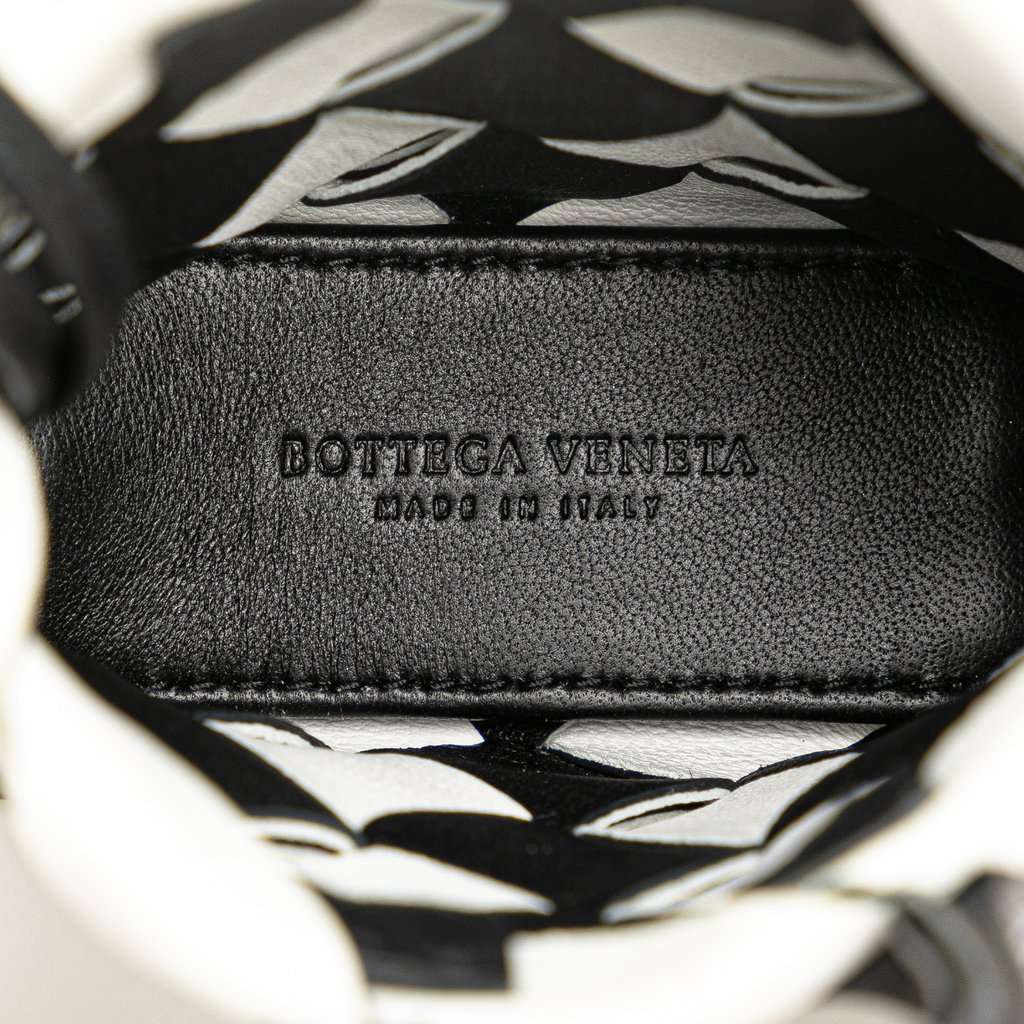 Bottega Veneta Nappa Intrecciato Maxi Cabat Bag Charm Black Leather Very good - Model View