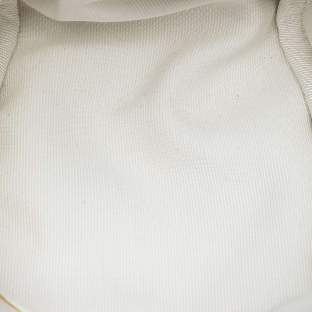 Chanel CC Quilted Lambskin Cube Zip Clutch with Chain White Leather Very good condition - Model View