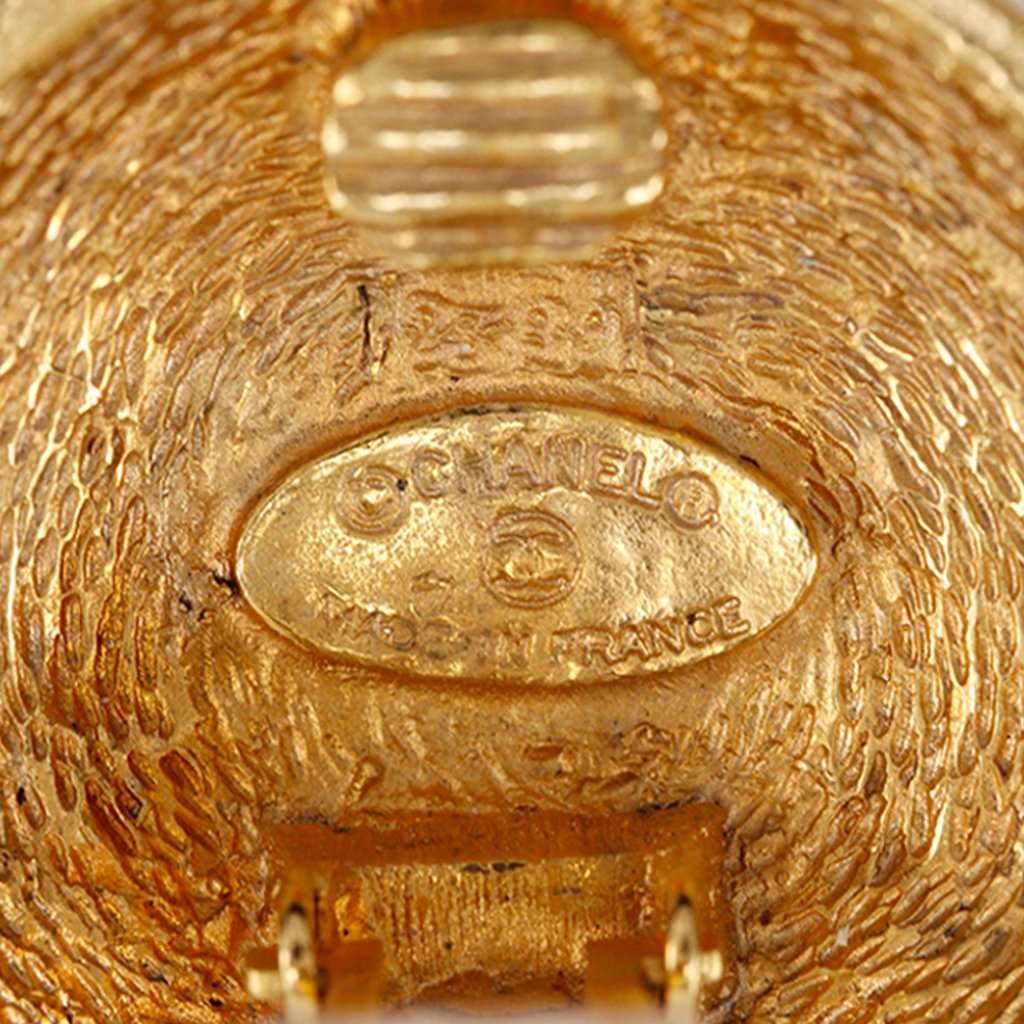 Chanel CC Gold Plated Quilted Round Clip On Earrings Gold Metal Very good condition - Model View