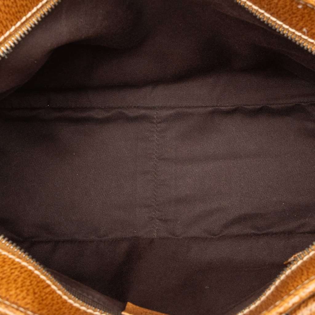 Gucci GG Canvas Tote Beige Very good condition - Model View