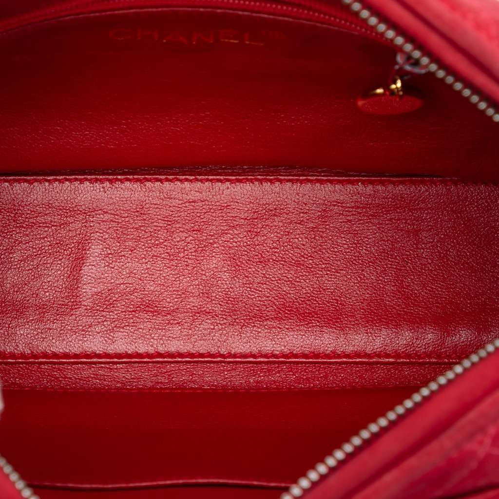 Chanel CC Quilted Suede Tassel Diamond Camera Bag Red Leather Very good condition - Model View