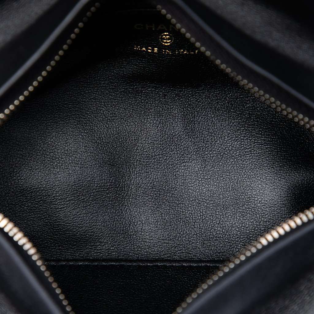 Chanel CC Quilted Velvet Crystal Wristlet Clutch Black Very good condition - Model View