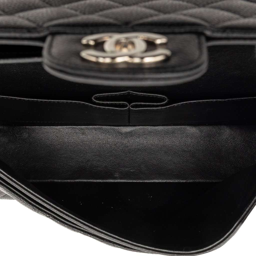 Chanel Medium Classic Caviar Double Flap Black Leather Very good condition - Model View