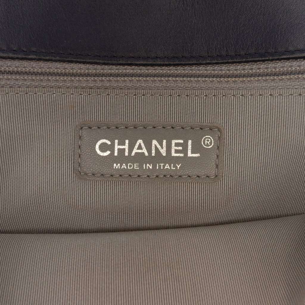 Chanel Medium Chevron Lambskin Boy Flap Black Leather Very good condition - Box View