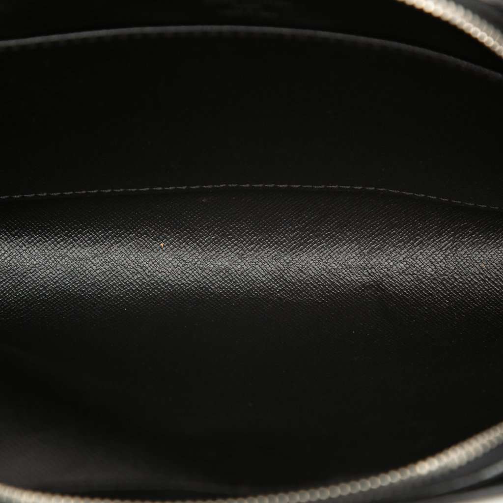 Louis Vuitton Taiga Pochette Baikal Black Leather Very good condition - Model View