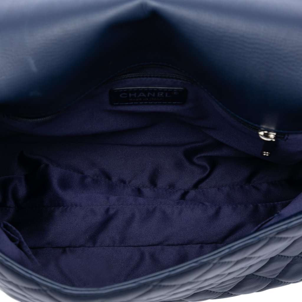 Chanel Maxi CC Quilted Lambskin 3 Compartment Flap Blue Leather Very good condition - Model View
