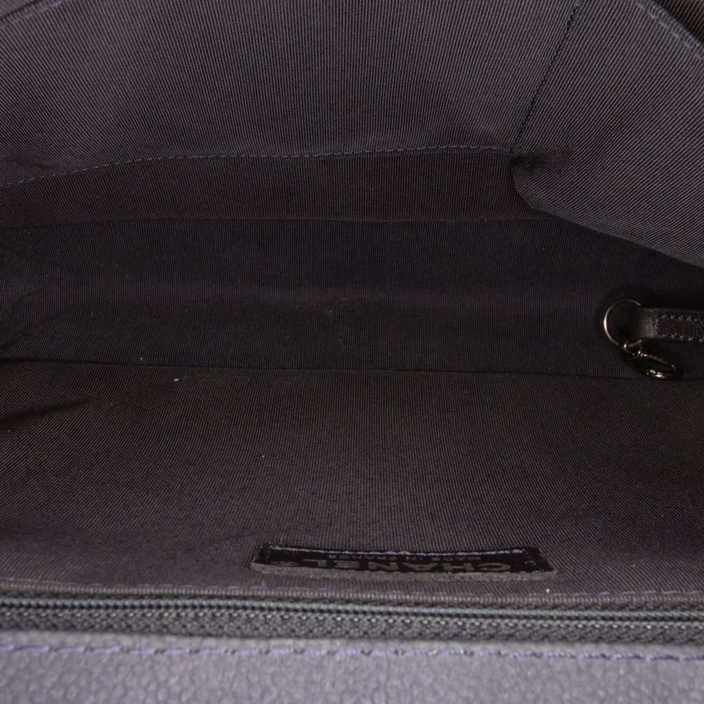 Chanel Large Iridescent Quilted Caviar Boy Flap Blue Leather Very good condition - Model View