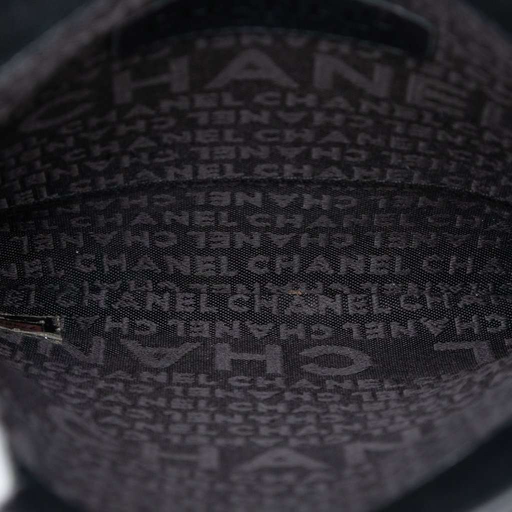 Chanel CC Choco Bar Lambskin Chain Fringe Crossbody Black Leather Very good condition - Model View