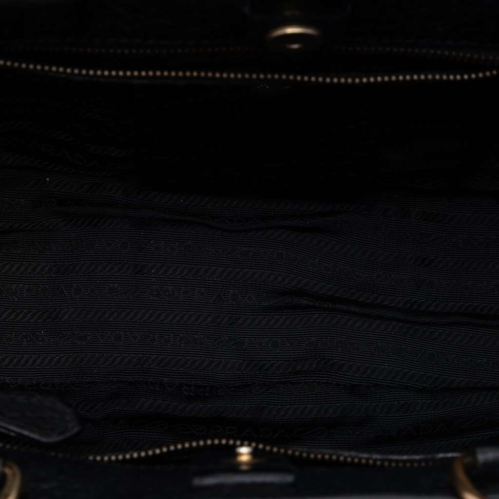 Prada Berlino Trimmed Tessuto Shoulder Bag Black Very good condition - Model View