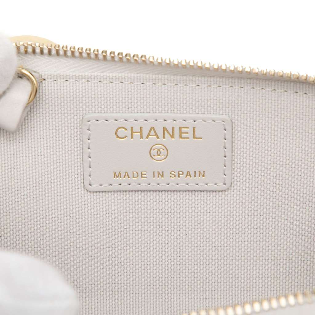 Chanel CC Quilted Caviar Zip Around Card Holder White Leather Very good condition - Box View