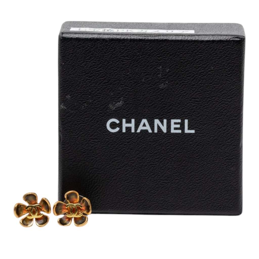 Chanel CC Gold Plated Resin Flower Earrings Gold Metal Very good condition - Model View