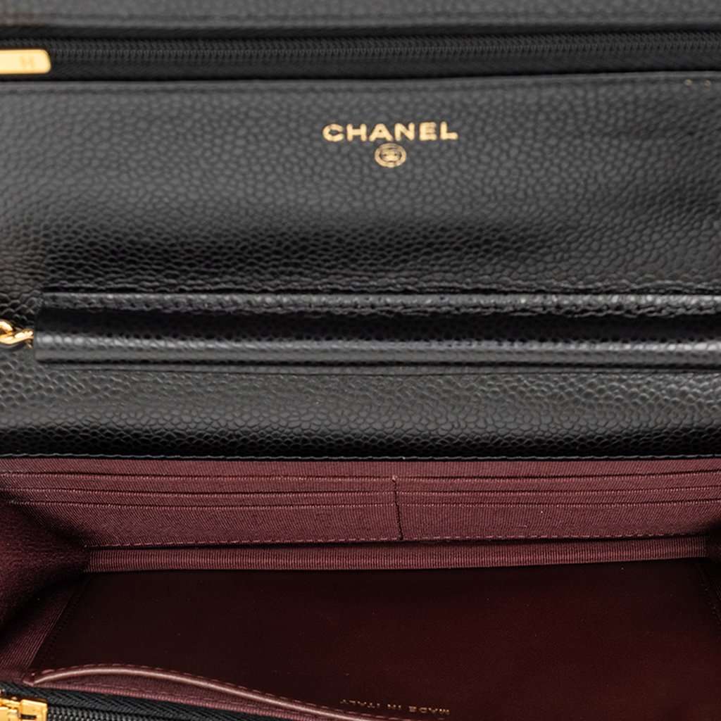 Chanel CC Quilted Caviar Wallet on Chain Black Leather Very good condition - Model View