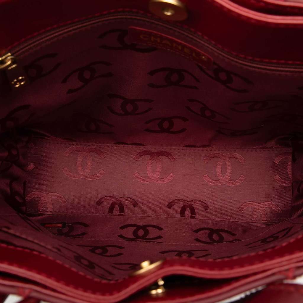 Chanel Small CC Calfskin Surpique Tote Red Leather Good condition - Model View