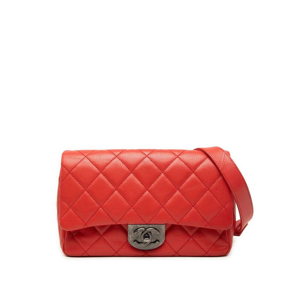 Chanel Small Quilted Goatskin Double Carry Waist Chain Flap Red Leather Very good condition - Front View