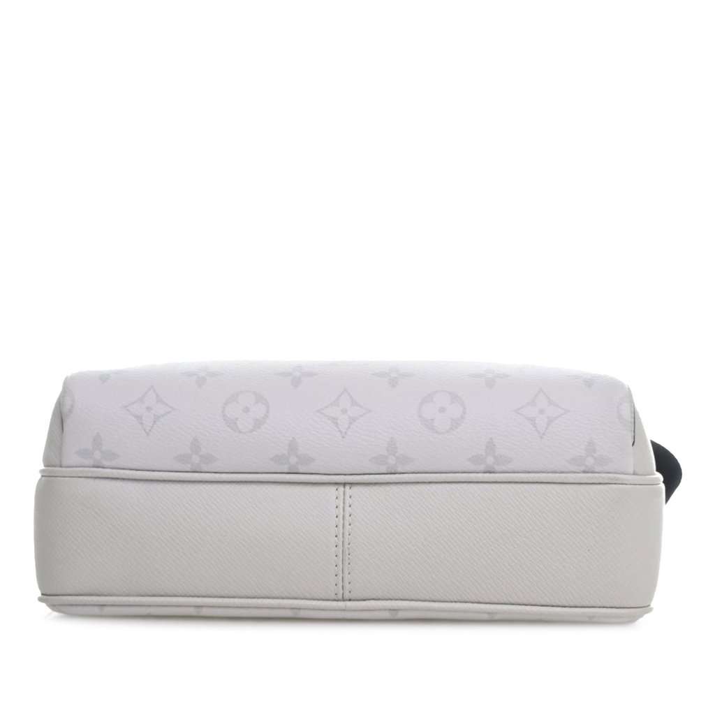 Louis Vuitton Monogram Taigarama Outdoor Messenger White Leather Very good condition - Inside View