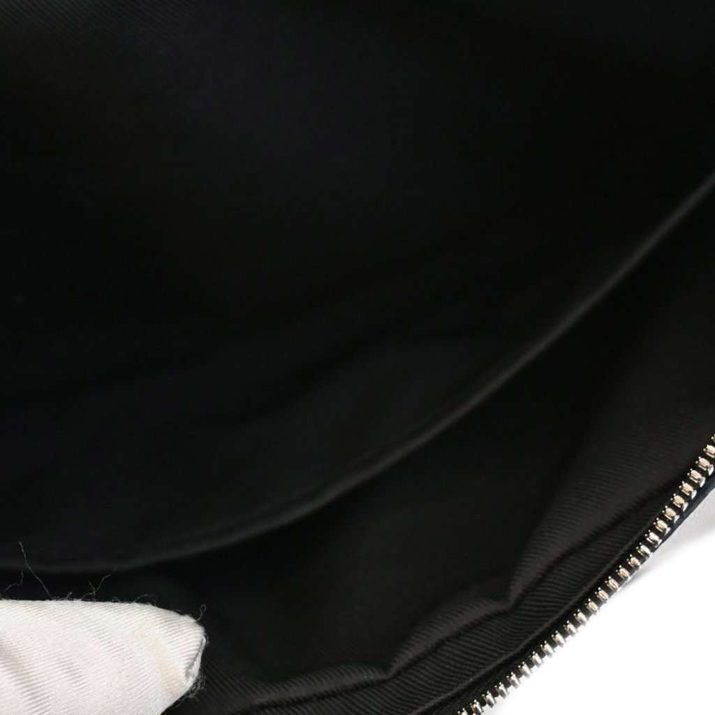 Louis Vuitton Monogram Taigarama Outdoor Messenger White Leather Very good condition - Model View