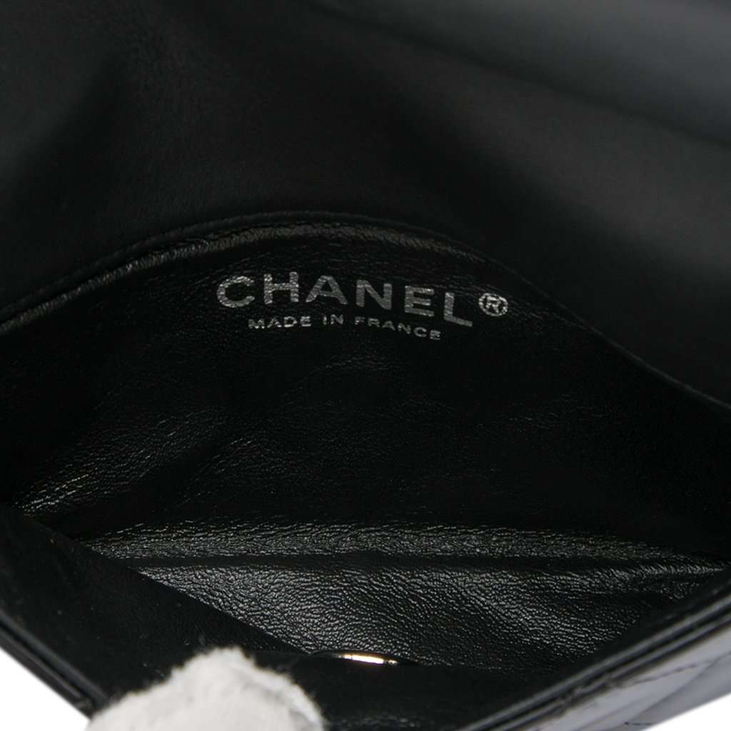Chanel CC Quilted Patent Flap Crossbody Black Leather Very good condition - Model View