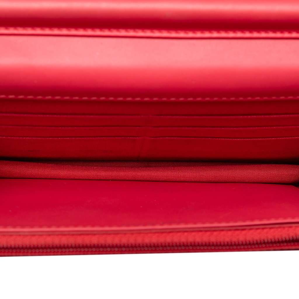 Chanel CC Patent Diamond Quilted Wallet On Chain Red Leather Very good - Model View
