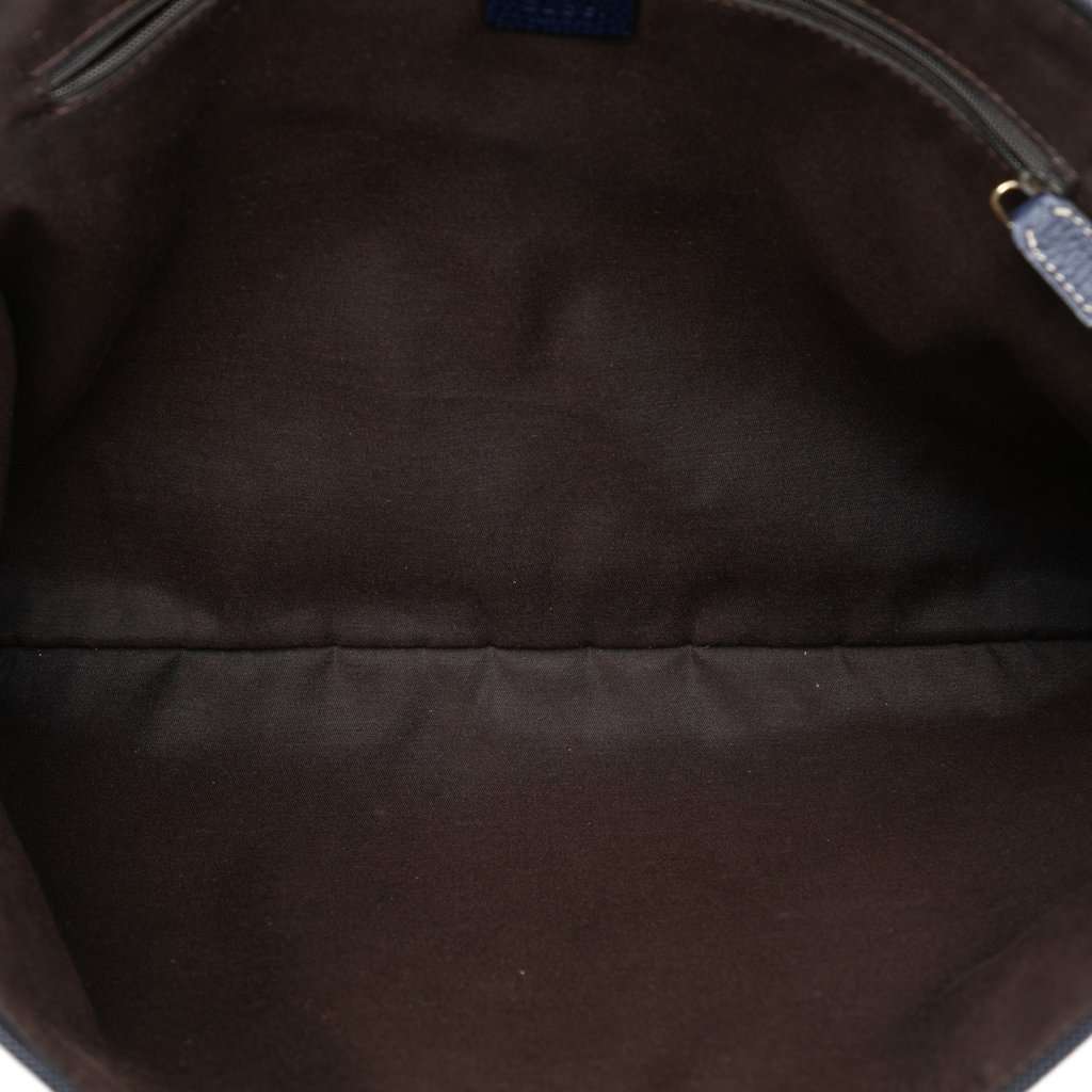 Gucci GG Crystal Crossbody Beige Very good - Model View