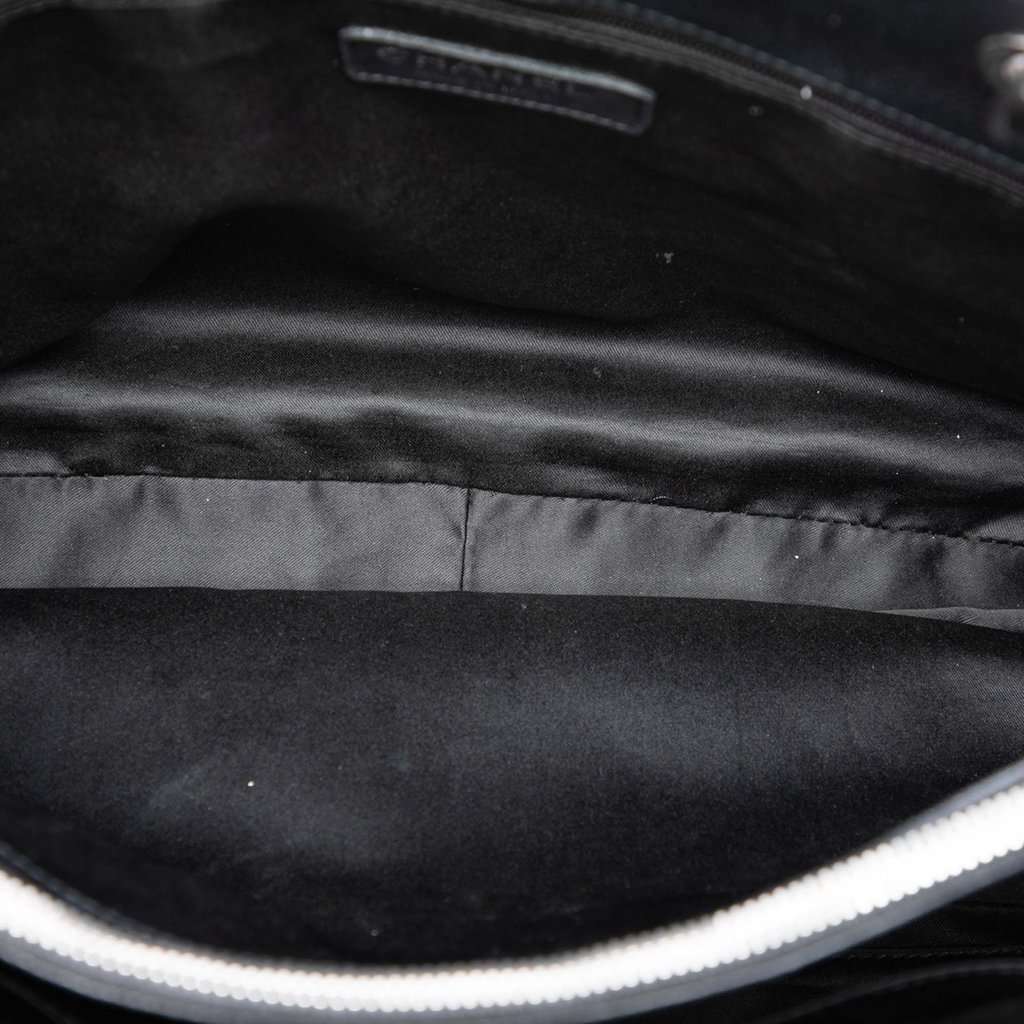 Chanel Caviar Grand Shopping Tote Black Leather Very good condition - Model View