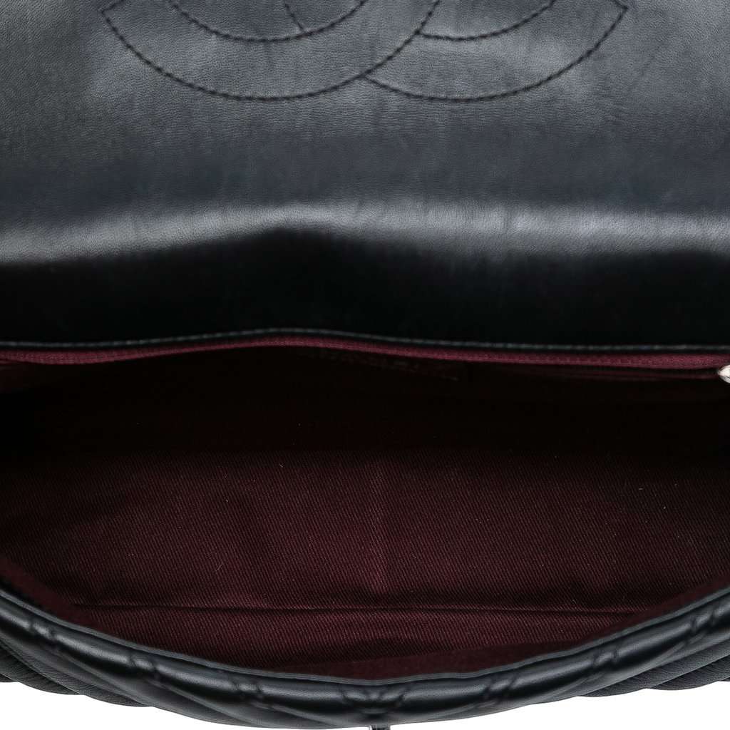 Chanel Jumbo Classic Chevron Lambskin Double Stitch Single Flap Black Leather Very good condition - Model View