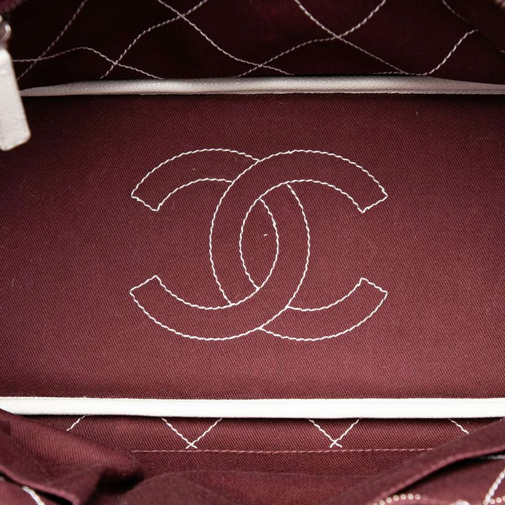 Chanel CC Quilted Caviar Shopping Fever Tote White Leather Very good condition - Model View