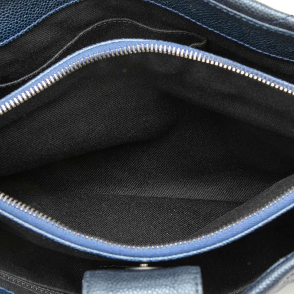 Chanel Medium Caviar Iridescent Chic Shopping Tote Blue Leather Very good condition - Model View