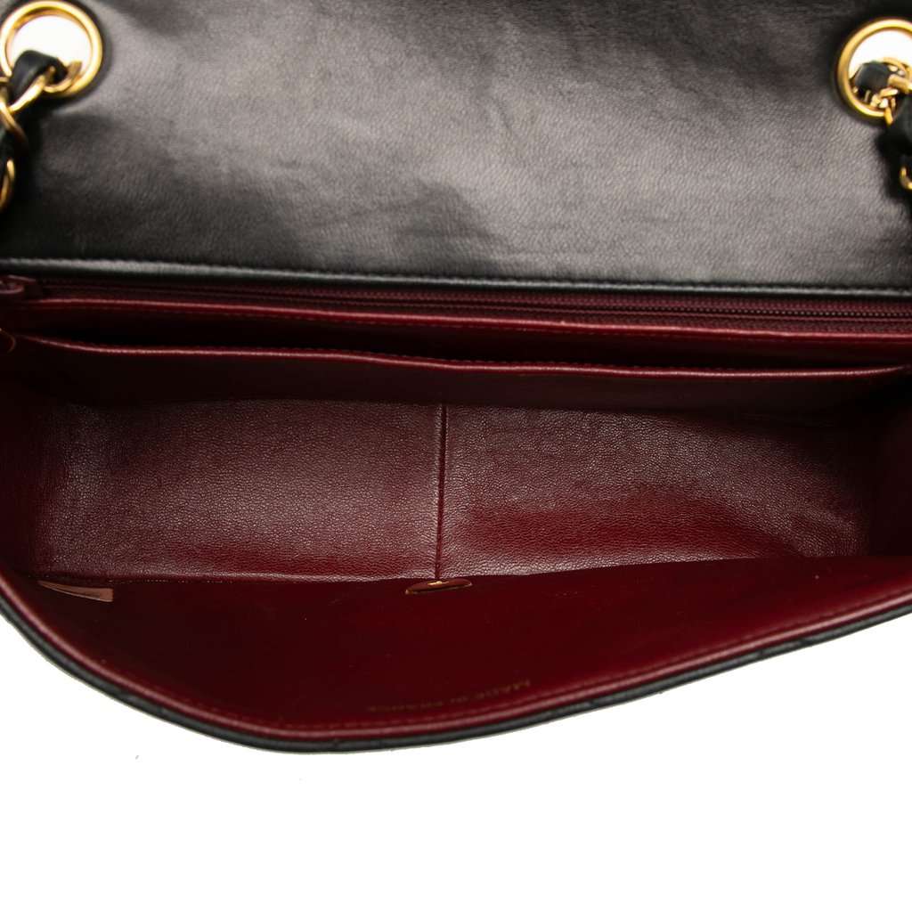 Chanel Medium Lambskin Diana Flap Black Leather Very good condition - Model View