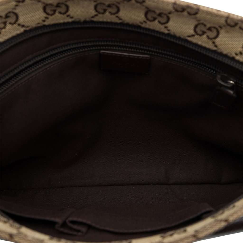 Gucci GG Canvas Crossbody Beige Very good - Model View