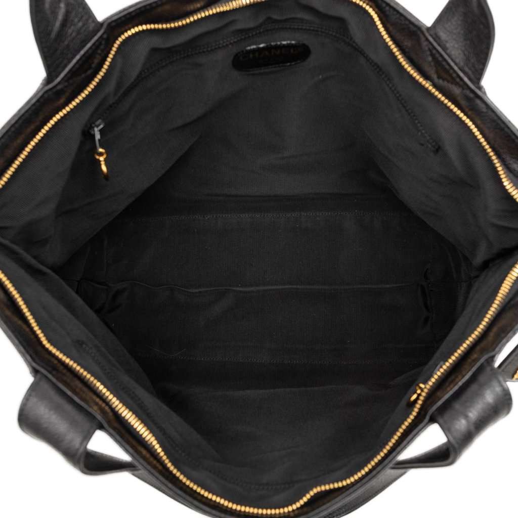 Chanel CC Caviar Tote Black Leather Very good - Model View