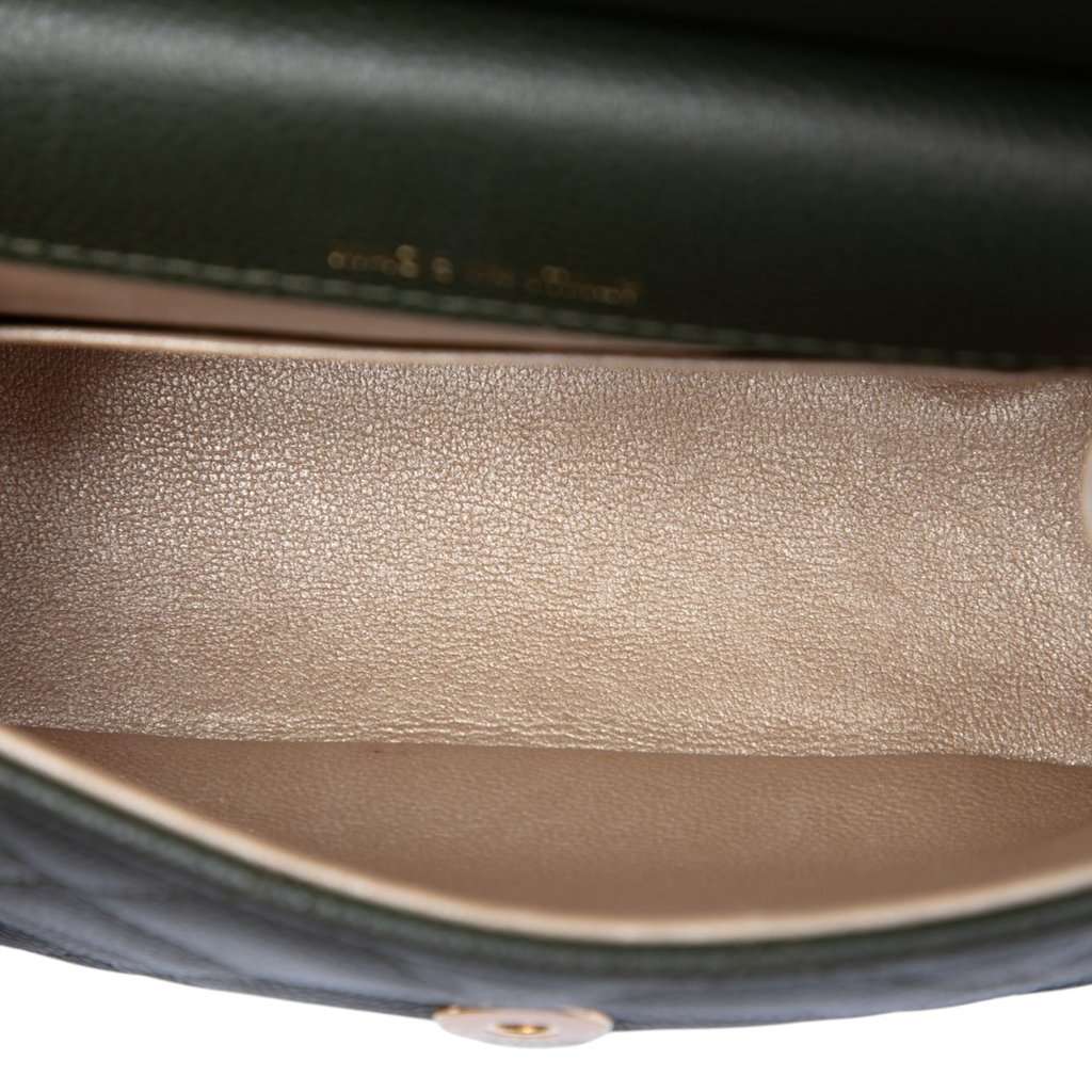 Chanel Small CC Quilted Caviar Bar Flap Clutch With Chain Green Leather Very good condition - Model View