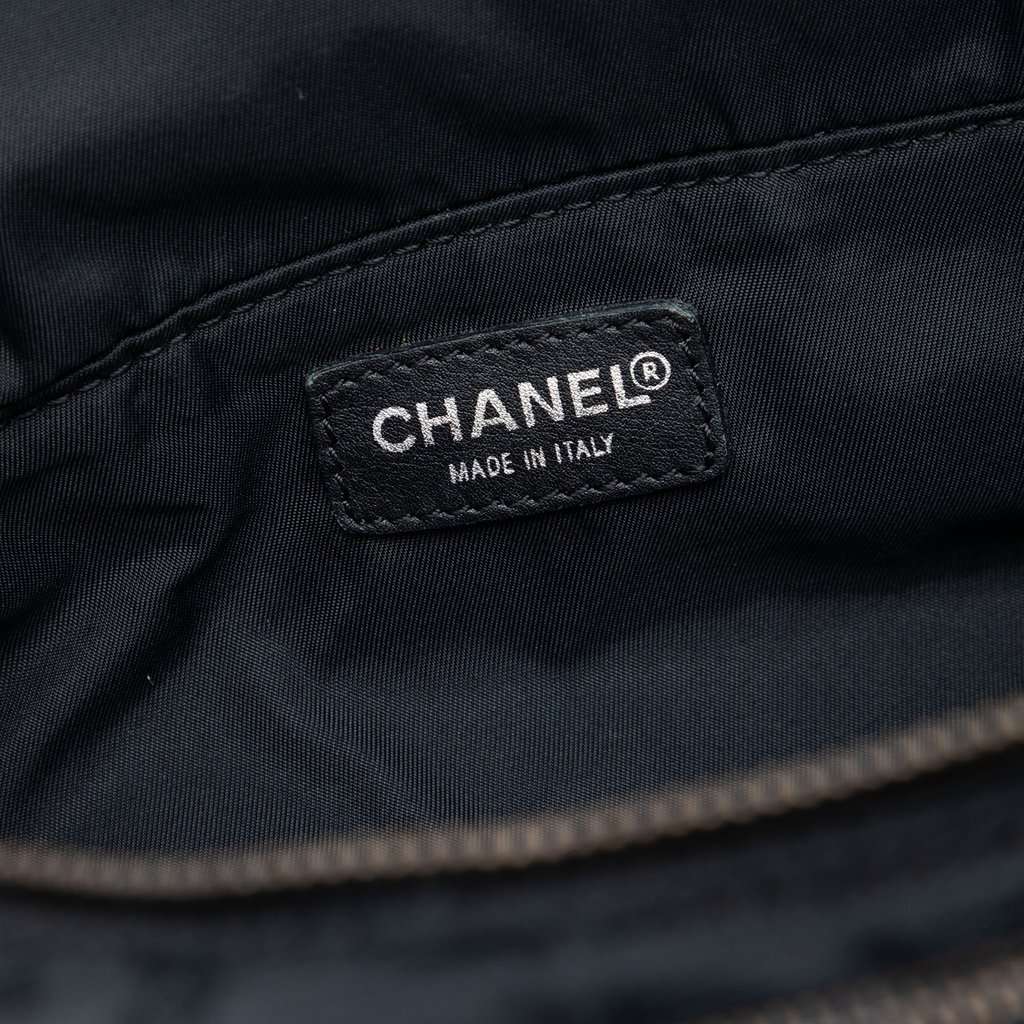 Chanel New Travel Line Nylon Vanity Bag Black Very good condition - Box View