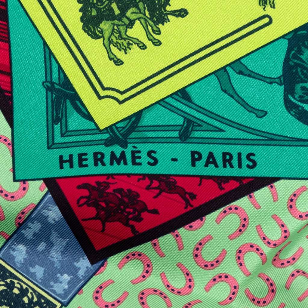 Hermès A Cheval Sur Mon Carre Silk Scarf Green Very good condition - Model View