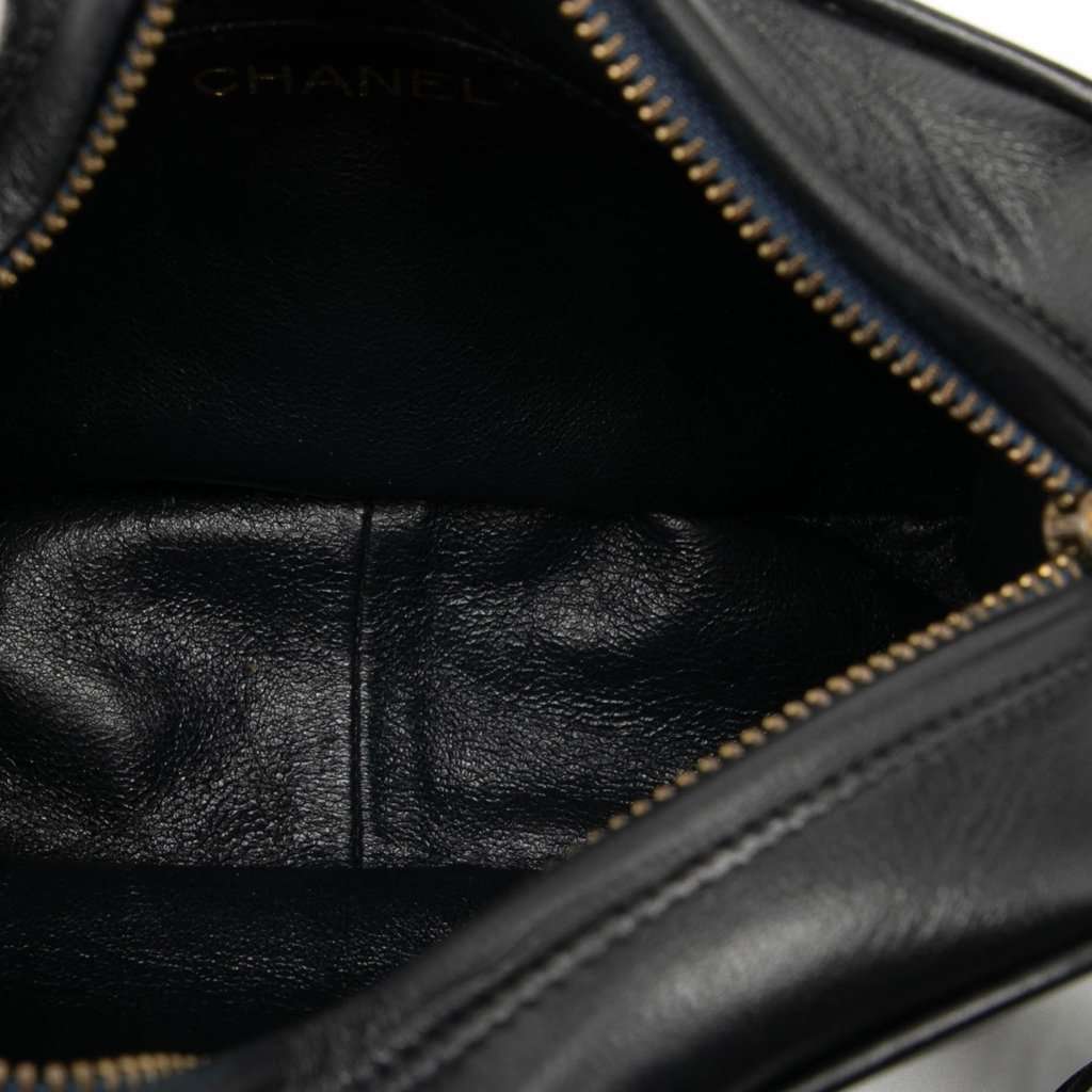 Chanel CC Quilted Lambskin Tassel Camera Bag Black Leather Very good condition - Model View