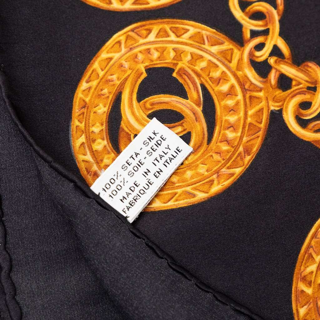 Chanel CC Medallion Chain Printed Silk Scarf Black Very good condition - Model View