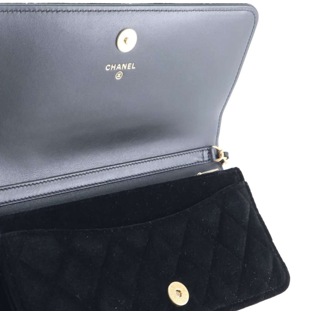 Chanel CC Quilted Velvet East West Clutch On Chain Black Never worn - Model View