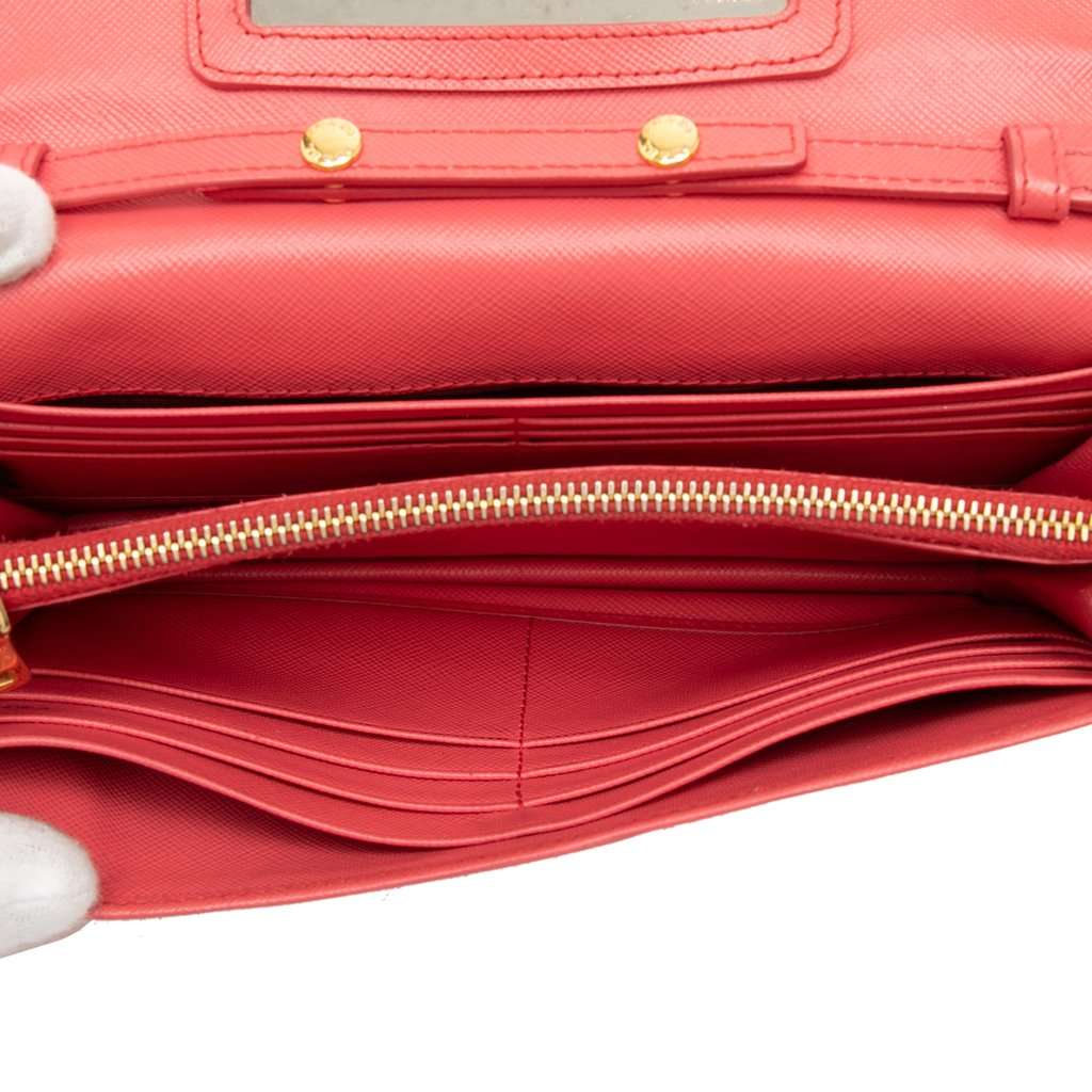 Prada Saffiano Lux Wallet On Chain Pink Leather Very good condition - Model View