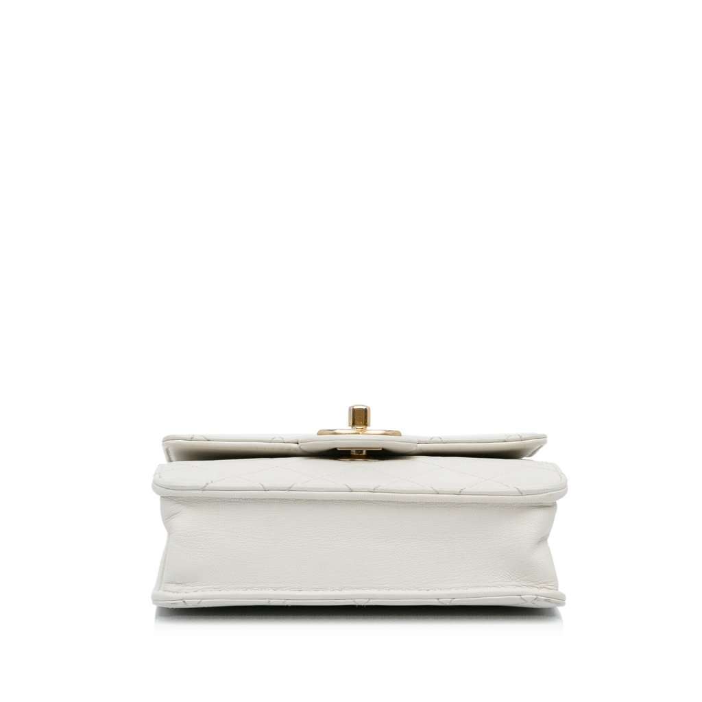 Chanel Mini Chic Pearls Crossbody White Leather Very good - Model View