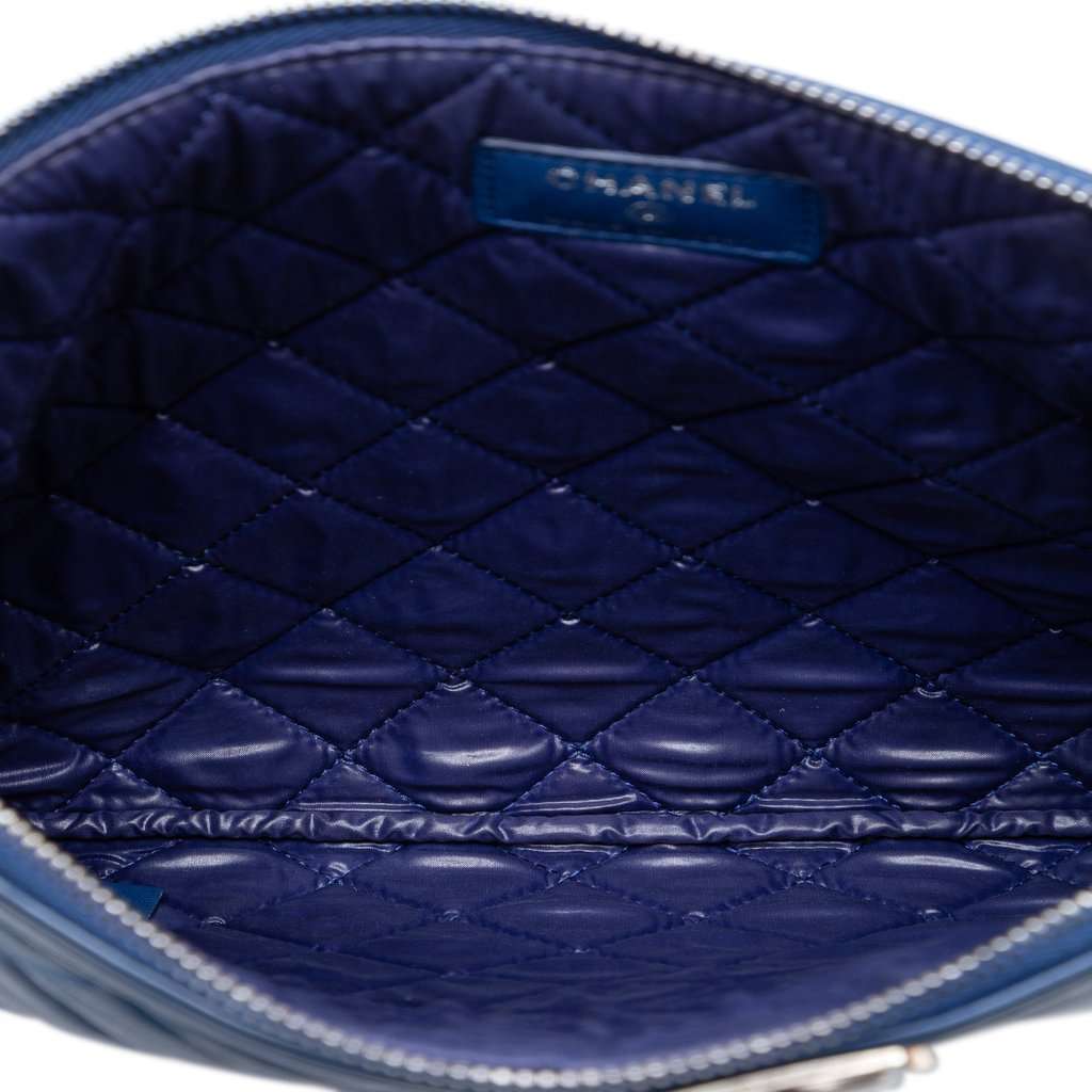 Chanel Medium Quilted Lambskin Boy O Case Clutch Blue Leather Very good condition - Model View