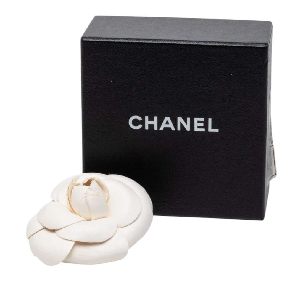 Chanel Leather Camellia Brooch White Leather Very good condition - Model View